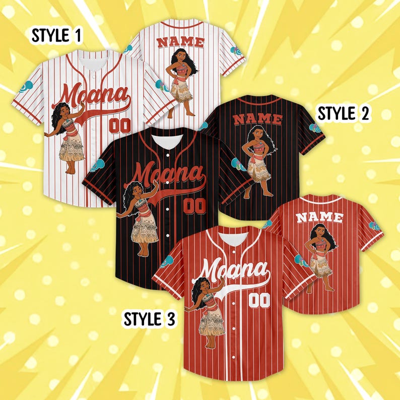 Puede incluir: Camisetas de b&eacute;isbol en tres estilos, con el personaje Moana. Las camisetas son blancas, negras y rojas con rayas verticales. Cada camiseta tiene la palabra "Moana" y el n&uacute;mero "00" en la parte delantera. La parte trasera de algunas camisetas tiene la palabra "NAME".