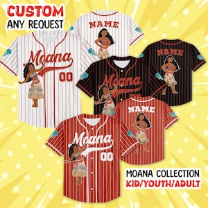 Puede incluir: Camisetas de b&eacute;isbol rojas, negras y blancas con rayas finas, con la palabra "Moana" y el n&uacute;mero "00". Cada camiseta tiene una imagen de dibujos animados de Moana. El texto "CUSTOM ANY REQUEST" est&aacute; en la parte superior.