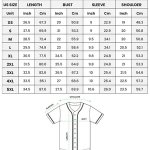Pode incluir: Tabela de tamanhos para uma camisa de beisebol unissex com estampa total. Os tamanhos variam de XS a 5XL, com medidas em polegadas e cent&iacute;metros para comprimento, busto, manga e ombro. Um diagrama da camisa tamb&eacute;m est&aacute; inclu&iacute;do.