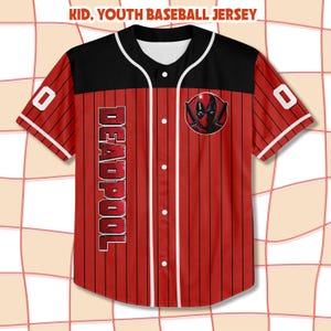 K&ouml;nnte beinhalten: Rotes und schwarzes Baseball-Trikot mit dem Schriftzug "DEADPOOL" vertikal auf der Vorderseite. Das Trikot hat ein Deadpool-Logo auf der rechten Brust und die Nummer "0" auf beiden &Auml;rmeln. Der obere Teil des Trikots ist schwarz mit wei&szlig;en Verzierungen.