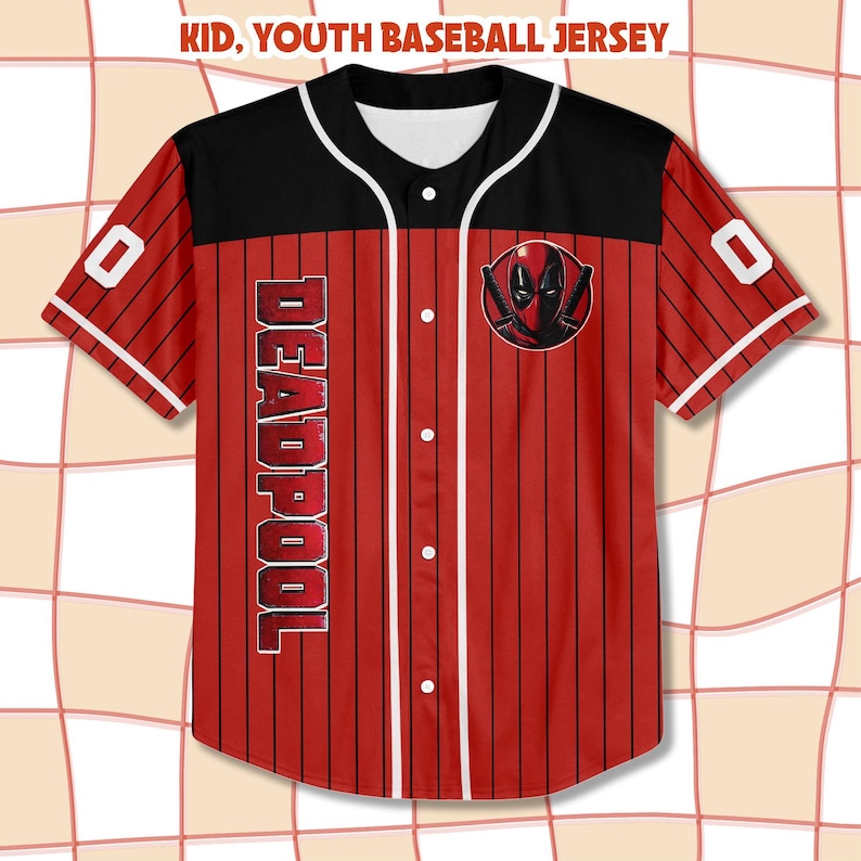 K&ouml;nnte beinhalten: Rotes und schwarzes Baseball-Trikot mit dem Schriftzug "DEADPOOL" vertikal auf der Vorderseite. Das Trikot hat ein Deadpool-Logo auf der rechten Brust und die Nummer "0" auf beiden &Auml;rmeln. Der obere Teil des Trikots ist schwarz mit wei&szlig;en Verzierungen.