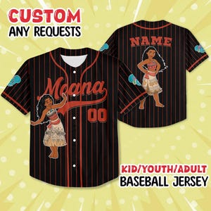 Puede incluir: Camiseta de b&eacute;isbol negra con finas rayas rojas, con una imagen de dibujos animados de Moana y la palabra "Moana" en escritura roja. La camiseta tiene el n&uacute;mero "00" y el texto "CUSTOM ANY REQUESTS" en la parte superior. La parte posterior de la camiseta tiene la palabra "NAME" y otra imagen de Moana.