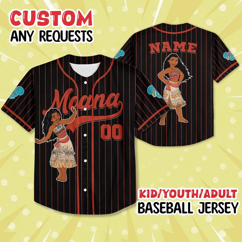 Puede incluir: Camiseta de b&eacute;isbol negra con finas rayas rojas, con una imagen de dibujos animados de Moana y la palabra "Moana" en escritura roja. La camiseta tiene el n&uacute;mero "00" y el texto "CUSTOM ANY REQUESTS" en la parte superior. La parte posterior de la camiseta tiene la palabra "NAME" y otra imagen de Moana.