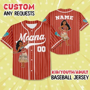 Puede incluir: Camiseta de b&eacute;isbol roja con finas rayas blancas, con el nombre "Moana" y el n&uacute;mero "00" en la parte delantera. La camiseta presenta una imagen de dibujos animados de Moana. La parte trasera tiene la palabra "NAME" y otra imagen de Moana. Tambi&eacute;n se ve el texto "CUSTOM ANY REQUESTS" y "KID/YOUTH/ADULT BASEBALL JERSEY".