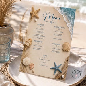 Puede incluir: Una tarjeta de menú rectangular con temática de playa, con fondo de arena, un gráfico de ola azul en la parte superior derecha y el título Menu. Está decorada con una estrella de mar beige, varias conchas y una estrella de mar azul.