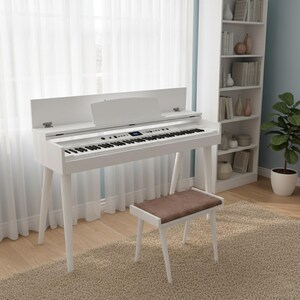 Può includere: Un pianoforte digitale bianco con un panchetto abbinato. Il pianoforte ha una tastiera completa, un leggio e un display digitale. Il panchetto ha una seduta imbottita marrone. Il pianoforte si trova in una stanza con una finestra e una libreria.