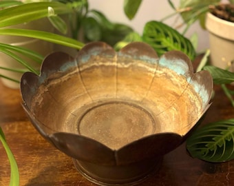 Vintage Lotus Schale aus Messing mit grün-blauer Patina