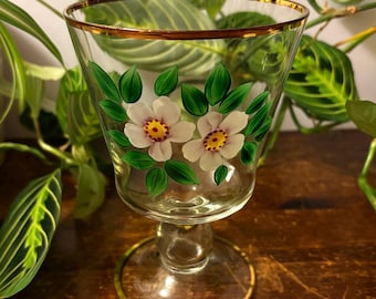 Copa de vino de cristal vintage con motivos florales pintados a mano y detalles dorados.