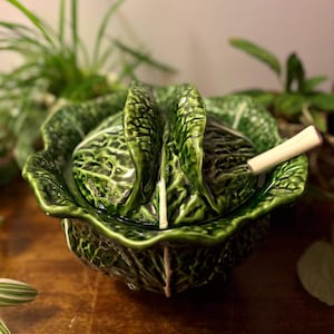 Waza ceramiczna na zieloną i białą kapustę z majoliki Olfaire Vintage z dekoracyjną białą chochlą