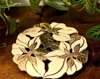 Salvamanteles decorativo vintage Wm A. Rogers Japan blanco y dorado con diseño de flor de Pascua.