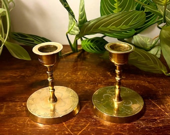 Vintage sierlijke geëtste koperen kandelaars (set van twee)