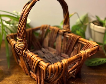 Vintage donkere rieten rechthoekige mand