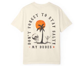 No olvides mantenerte salado, amigos. Camiseta / Calavera, palmera, atardecer.