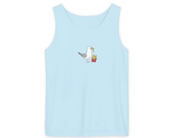 Gaviota con camiseta sin mangas con patatas fritas, ilustración de un aperitivo playero dibujada a mano.