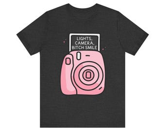 Camiseta rosa con cámara instantánea / Camiseta gráfica Lights Camera Bitch Smile