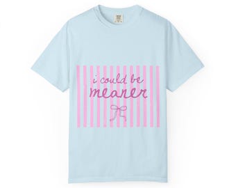 Camiseta con diseño de rayas "I Could Be Meaner" / lazo rosa, tipografía divertida