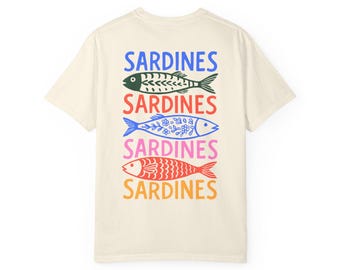 Camiseta con estampado de sardinas coloridas / Diseño retro de peces apilados