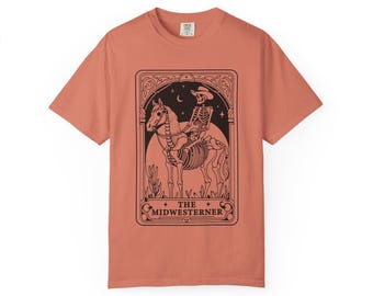 Camiseta con ilustración de estilo tarot de un vaquero esqueleto del Medio Oeste a caballo.