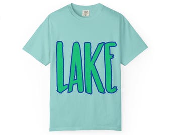 Camiseta LAKE / Diseño de lago con letras a mano en color verde azulado intenso