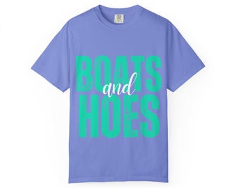 Camiseta BOATS HOES / Tipografía náutica, texto en color verde azulado desgastado