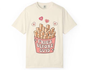 Camiseta "Fries Before Guys" / Ilustración de papas fritas con corazones rosas