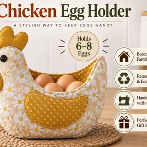Pode incluir: Um porta-ovos de tecido em forma de galinha com padrão de margaridas creme e branco, com crista, barbelas e asa em amarelo mostarda. O cesto contém quatro ovos castanhos e inclui texto indicando que tem capacidade para 6-8 ovos.