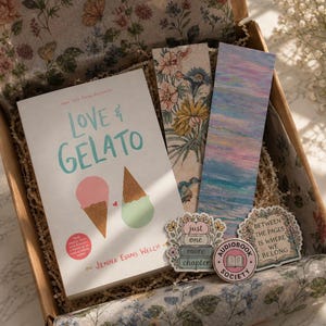 Peut inclure: Coffret cadeau avec le livre "Love & Gelato" de Jenna Evans Welch, deux marque-pages floraux et trois autocollants. La couverture du livre présente des cônes de crème glacée. La boîte est tapissée de papier à motifs floraux.