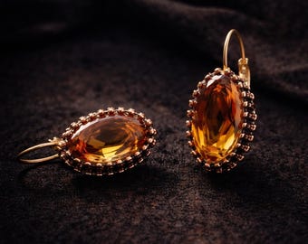 Pendientes de cobre con zultanita que cambian de color: joyería con gancho de piedra coñac y ámbar natural.