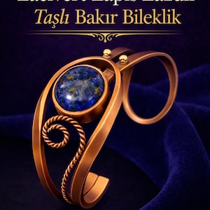 Puede incluir: Una pulsera de puño de color cobre con una gran piedra redonda de lapislázuli azul. La pulsera tiene un diseño abierto con remolinos decorativos y el texto "Lacivert Lapis Lazuli Taşlı Bakır Bileklik" en oro.