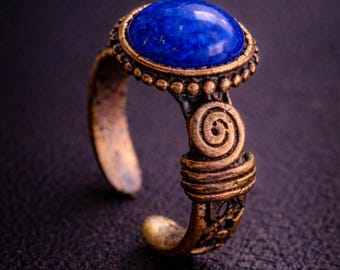Ręcznie robiony pierścień miedziany z naturalnym lapis lazuli – wzór spiralny w stylu boho