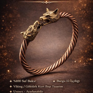 Könnte beinhalten: Ein bronzefarbenes, gedrehtes Kupferarmband mit Wolfskopfdetails. Das Armband trägt die Aufschrift "El Yapımı Kurt Başlı Bakır Bileklik" und "Premium Koleksiyon Ürünü". Das Design ist von der Wikinger- und Göktürk-Kultur inspiriert.