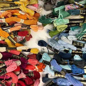 25 broderigarn regnbågsfärgade, varma och kalla färger, DMC vintage, lite unket