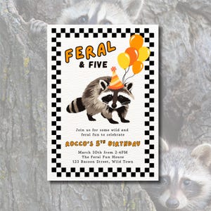 Può includere: Un invito di compleanno rettangolare con bordo a scacchi bianco e nero. La carta mostra un procione con un cappellino da festa a righe che tiene in mano palloncini arancioni e gialli. Testo: FERAL & FIVE, ROCCO'S 5TH BIRTHDAY, 30 marzo.