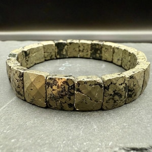 Pulsera de pirita genuina de 12 mm con corte piramidal cuadrado, oro natural de los tontos para la protección de la abundancia y la riqueza.