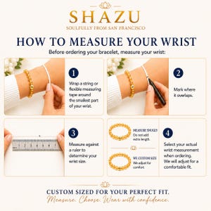 Pode incluir: Um gr&aacute;fico instrutivo intitulado HOW TO MEASURE YOUR WRIST da SHAZU. Apresenta quatro passos: envolver um fio no pulso, marcar a sobreposi&ccedil;&atilde;o, medir o fio com uma r&eacute;gua e selecionar o tamanho para a pulseira personalizada.