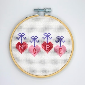 Arte moderno de punto de cruz en bastidor - Corazones "Nope"