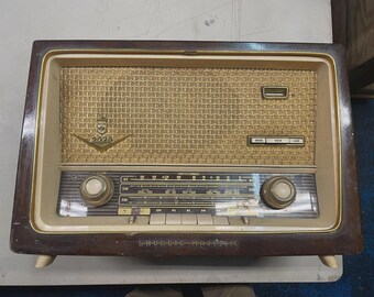 Grundig Type 97 真空管ラジオ：1950年代のBluetooth対応ベージュ
