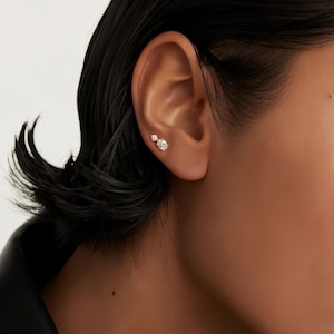 Puede incluir: Un letrero de madera rústica con el texto "Welcome to our home" en letras blancas. El letrero presenta un acabado envejecido y un diseño simple y acogedor, perfecto para la decoración de la entrada.