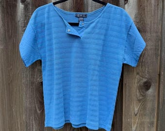 Camiseta Henley vintage de manga corta a rayas azul cerúleo de OHI