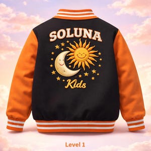 Peut inclure: Veste de style universitaire noire et orange avec des rayures blanches sur le col, les poignets et l'ourlet. Le dos présente le texte "SOLUNA" au-dessus d'un soleil souriant et d'un croissant de lune, avec "Kids" en dessous. Vêtement pour enfants.
