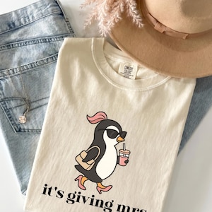 Camiseta de novia Sra. Pingüino / Regalo de despedida de soltera Comfort Colors / Linda camiseta para despedida de soltera
