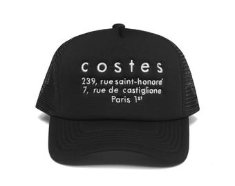 Hotel Listing Trucker Hat Schwarz mit Weißer Stickerei