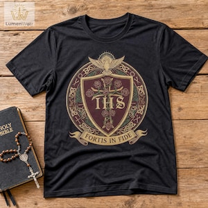 Fortis in Fide Katholisches T-Shirt | IHS-Schild Christliches T-Shirt, Heiliger Geist Taube, Geschenk für einen starken Glauben, Traditionelles religiöses Motiv
