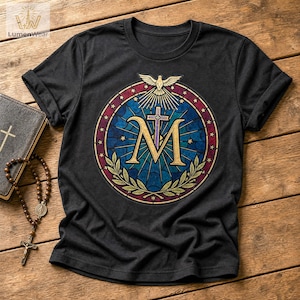 Totus Tuus T-Shirt mit Jungfrau Maria | T-Shirt mit Buntglasmotiv der Heiligen Mutter, Marienmonogramm, katholisches Geschenk für Sie, religiöses Vintage-Motiv