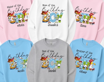 Könnte beinhalten: Eine Sammlung von Crewneck-Sweatshirts in verschiedenen Farben, jeweils mit einem "Geburtstag"-Design und Cartoon-Charakteren. Die Sweatshirts sind mit Namen wie Olivia, Jessica, Jane, Noah, Daniel und Oliver personalisiert.