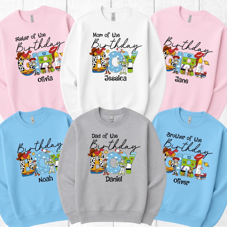 Op de afbeelding: Een verzameling crewneck sweatshirts in verschillende kleuren, elk met een "Verjaardag" ontwerp en cartoonkarakters. De sweatshirts zijn gepersonaliseerd met namen als Olivia, Jessica, Jane, Noah, Daniel en Oliver.