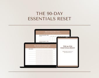 Puede incluir: Un conjunto de planificadores digitales titulado THE 90-DAY ESSENTIALS RESET mostrado en una pantalla de portátil y tableta. Las pantallas muestran plantillas para una rutina diaria y un panel de control con tonos marrones y blancos.