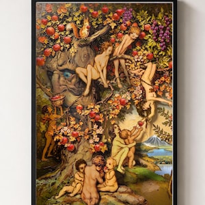 Op de afbeelding: Een ingelijste wandkunstprint met een gedetailleerd olieverfschilderij van een grote, antropomorfe boom met een menselijk gezicht, omringd door verschillende naakte figuren, een eekhoorn en trossen rode appels en paarse druiven in een bos.