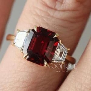 Anillo de compromiso de oro macizo de 14 quilates con corte esmeralda de 3,81 quilates, tres piedras laterales, rubí rojo de corte trapezoidal, esmeralda, promesa, boda