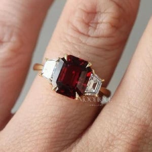 Anillo de oro macizo de 14 quilates con rubí rojo talla esmeralda de 3 quilates y tres piedras. Joyería de compromiso.